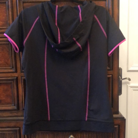Second Skin workout top with hood and front pocket. - Picture 4 of 4